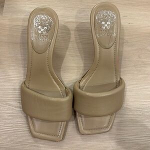 Vince Camuto Vernani Women’s Beige Nude Leather Sandals Slip On Kitten Size 7.5